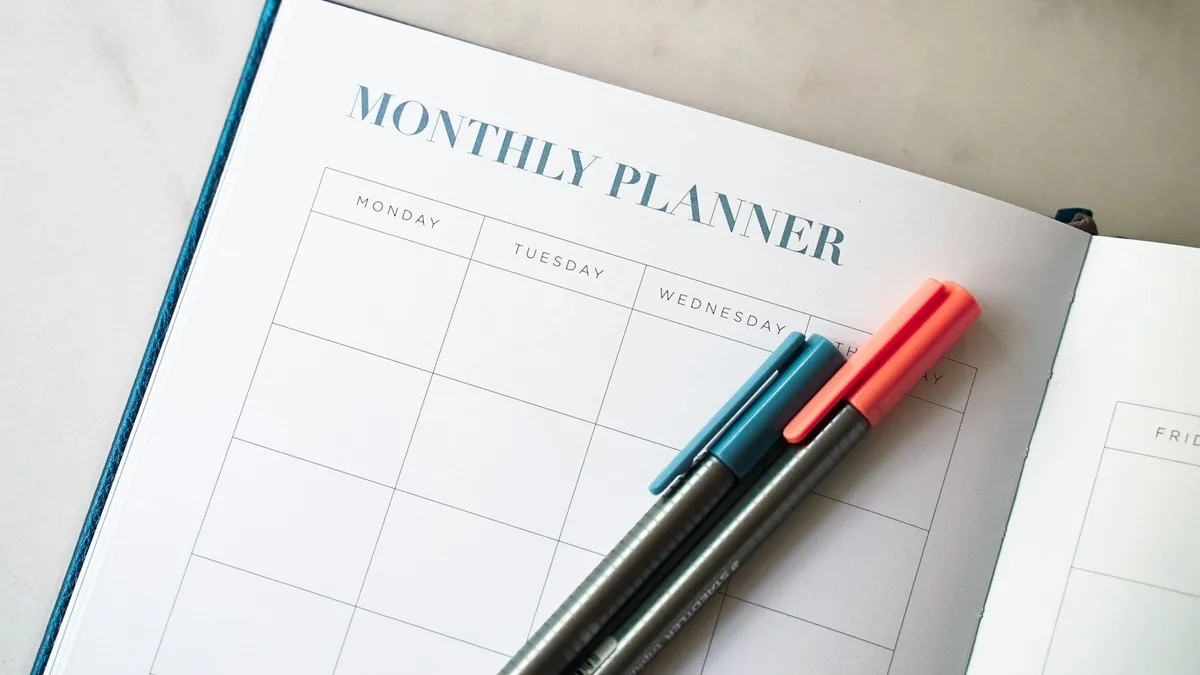 Volwassene werkt met planner en weekoverzicht aan meer structuur in de dag