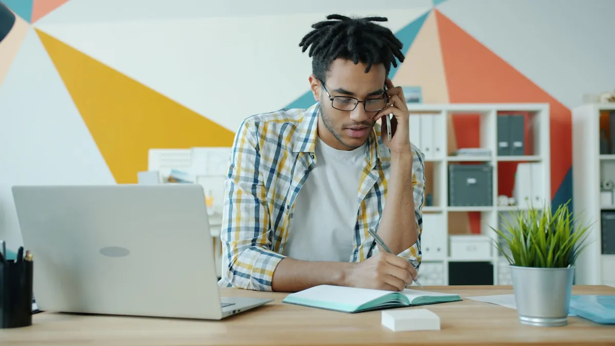 Rustige werkplek met laptop, agenda en planning voor een volwassene met ADHD