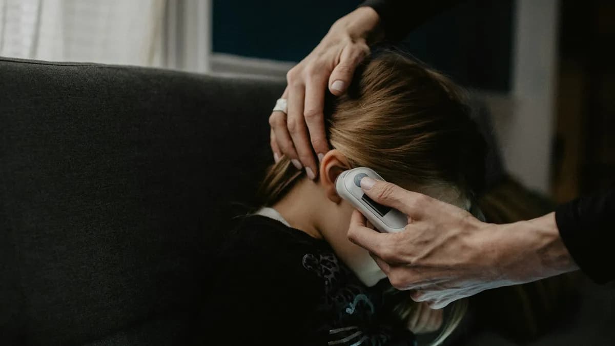 Jong kind tijdens een gehoortest bij een zorgverlener in Vlaanderen