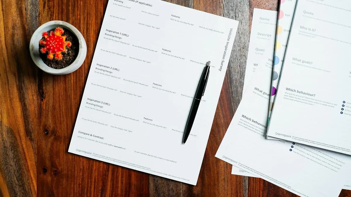 Persoon vergelijkt documenten en een hoorapparaat aan een tafel bij de audicien