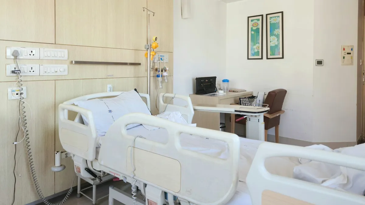 Patient bespreekt de kosten van een cardiologisch onderzoek aan de balie van een ziekenhuis