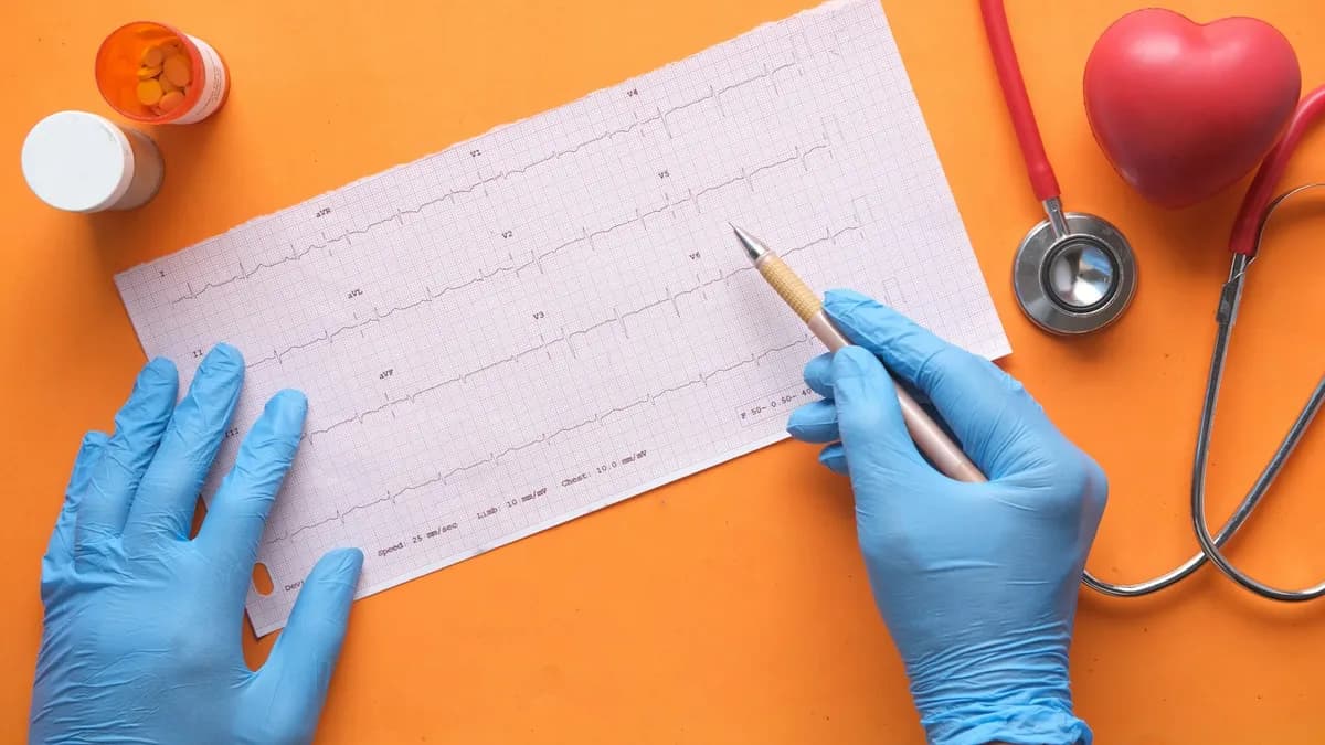 Patiënt in gesprek met een cardioloog tijdens een eerste consult in het ziekenhuis
