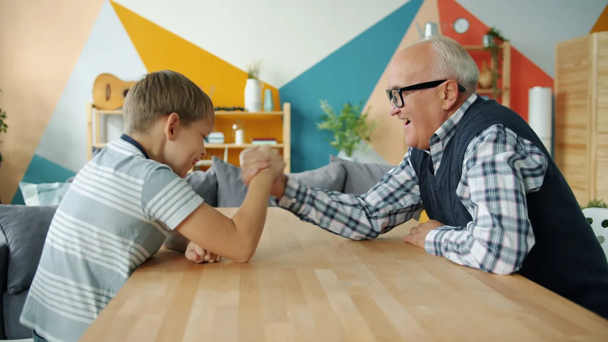 Volwassen kinderen in gesprek met een oudere ouder aan de keukentafel over gezondheid en familie