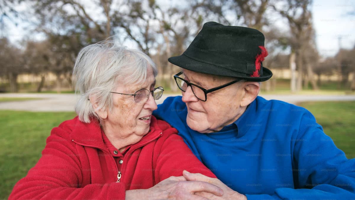 Begeleider en oudere persoon met dementie aan tafel in een dagverzorgingscentrum