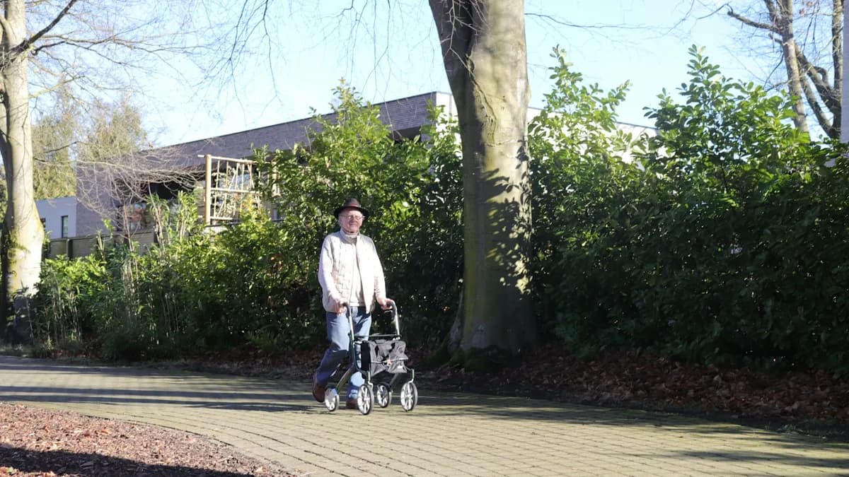 Oudere persoon en begeleider tijdens een activiteit in een dagverzorgingscentrum