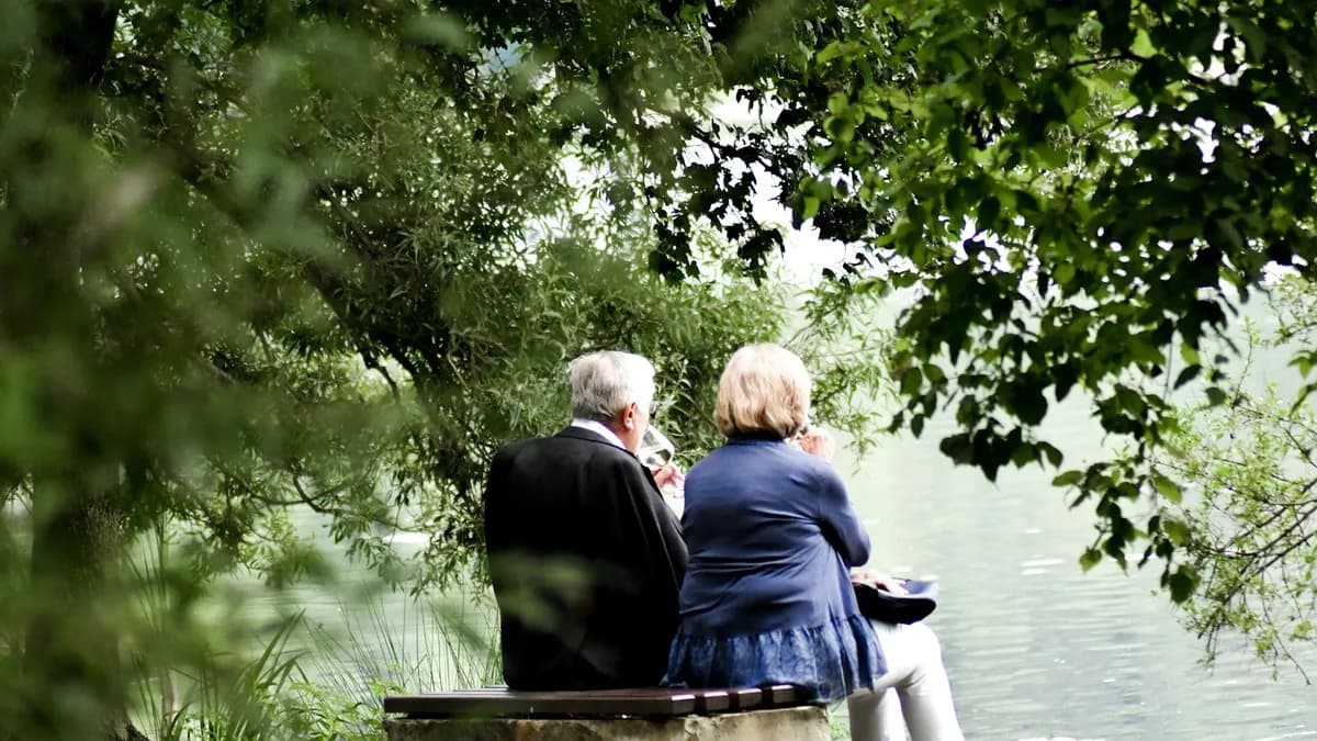 Mantelzorger en oudere persoon delen een rustig moment aan de keukentafel
