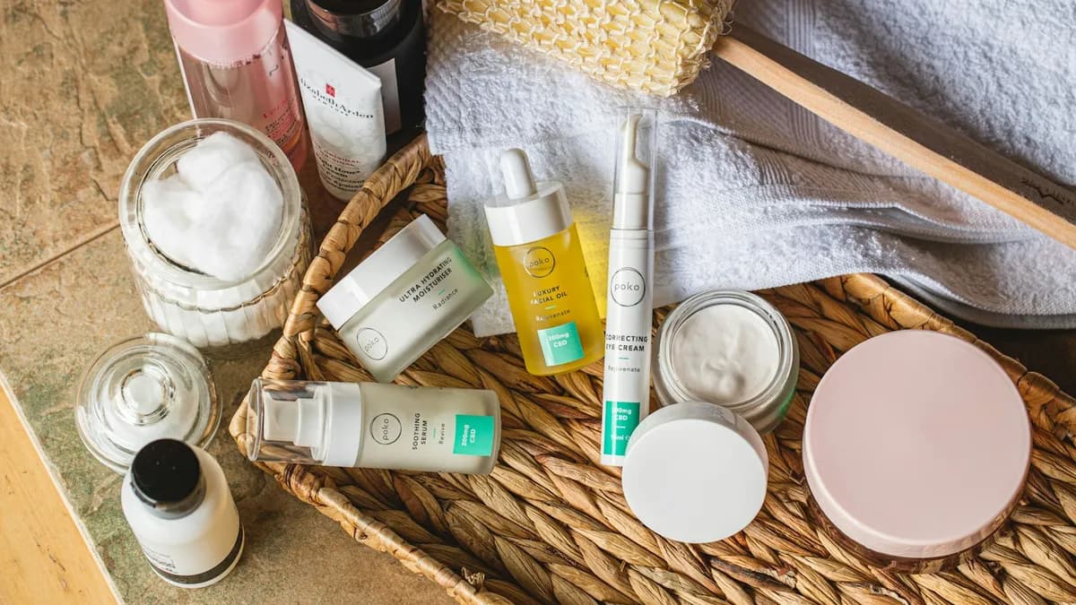 Persoon met een lijst van geneesmiddelen en zalven ter voorbereiding van een afspraak bij de dermatoloog