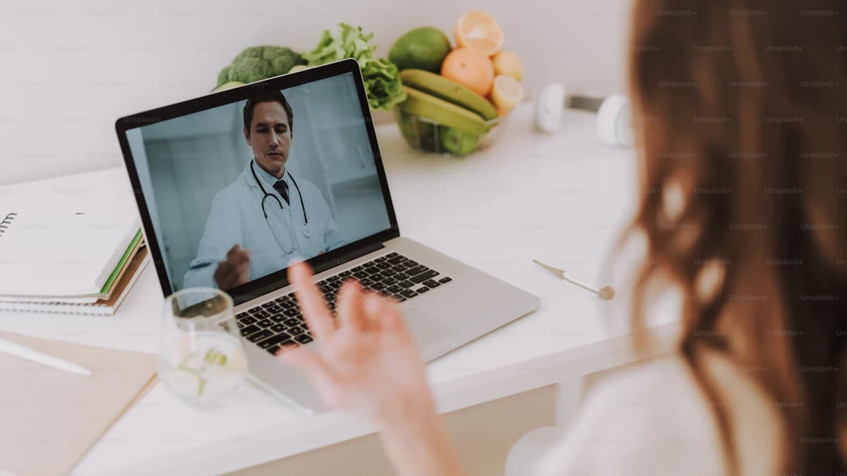 Persoon die met een smartphone een foto maakt van een moedervlek op de arm