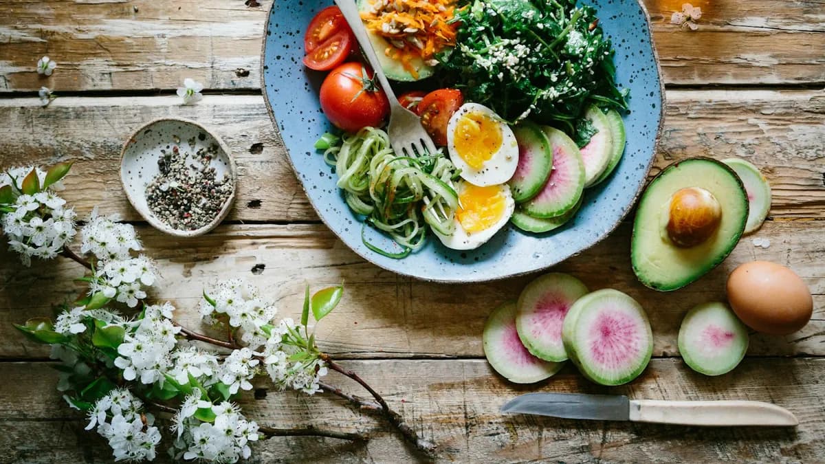 Gezonde maaltijd met groenten, volkoren en fruit op een keukentafel
