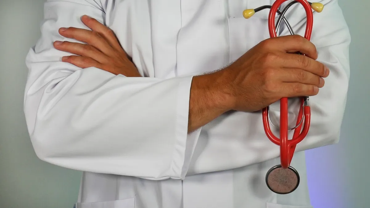 Arts en persoon met diabetes bespreken meetwaarden tijdens een consult