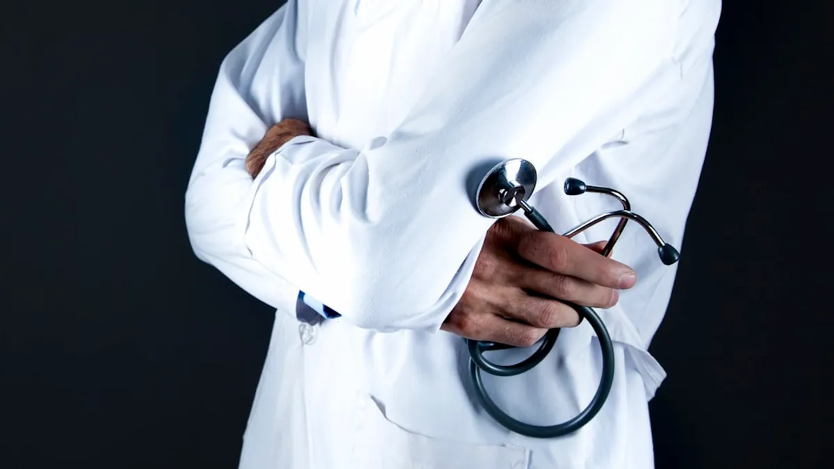 Arts bespreekt bloedwaarden en behandeling met een patient tijdens een consult