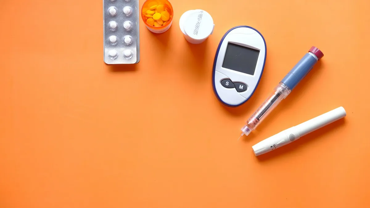 Persoon legt medicatie en notities klaar voor een diabetesafspraak