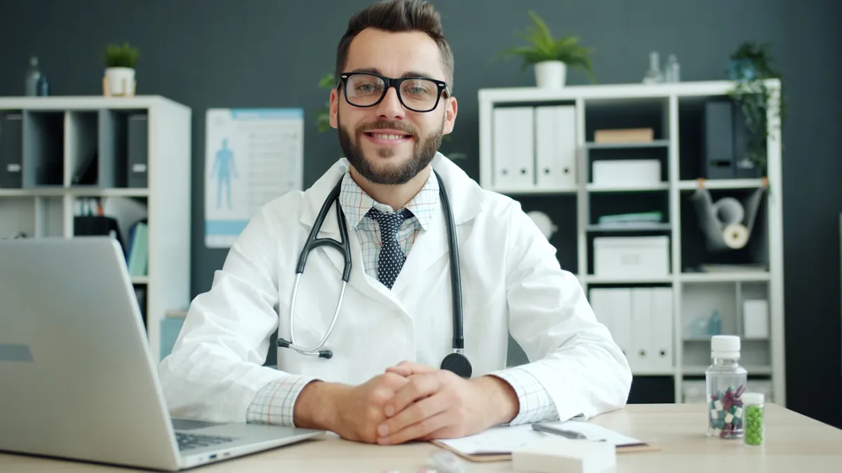 Persoon leest online reviews van endocrinologen en diabetologen op een laptop