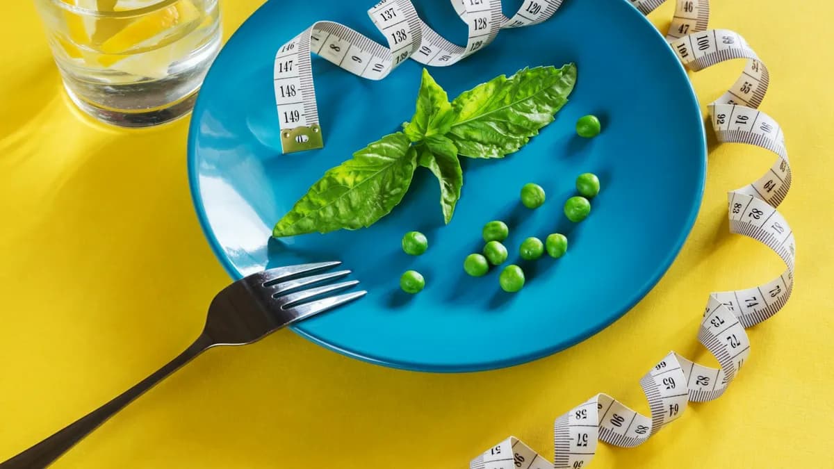 Diëtist bespreekt een haalbaar voedingsplan met een cliënt