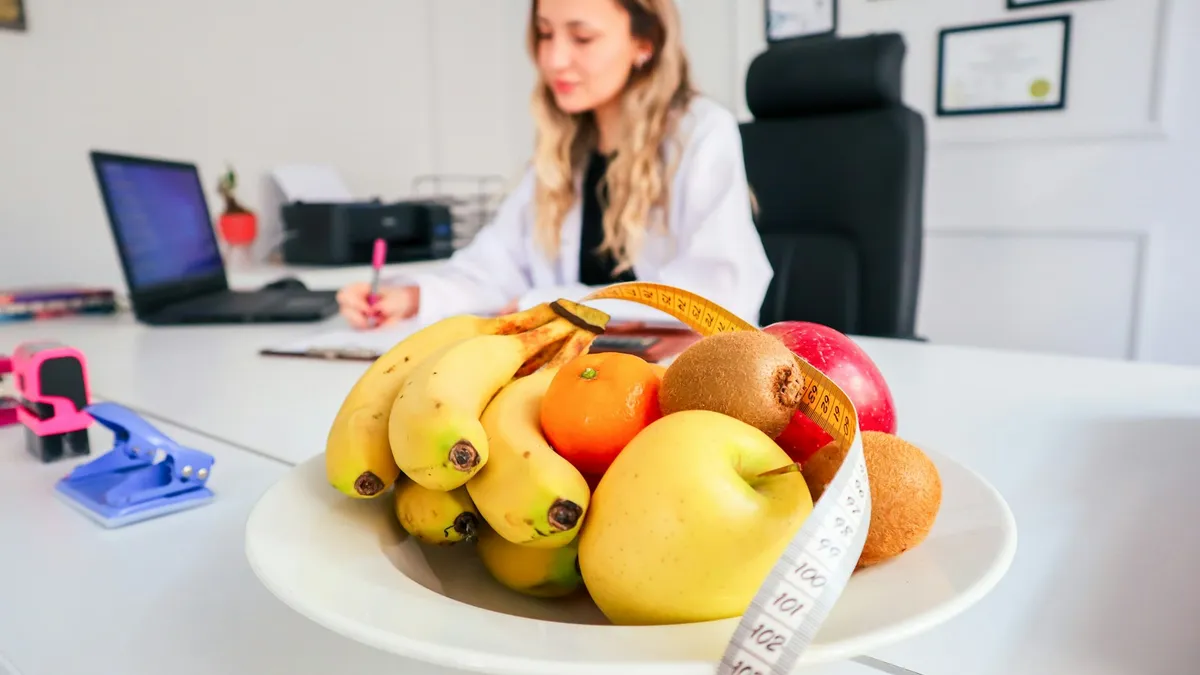 Persoon bereidt een eerste consult bij de diëtist voor met notities en een weekmenu