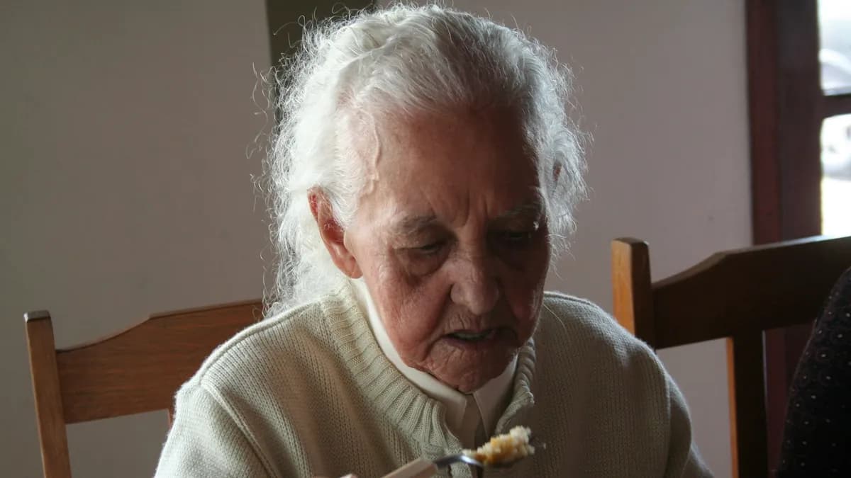 Ouder koppel bereidt in de keuken een eiwitrijke maaltijd met eieren, yoghurt en peulvruchten