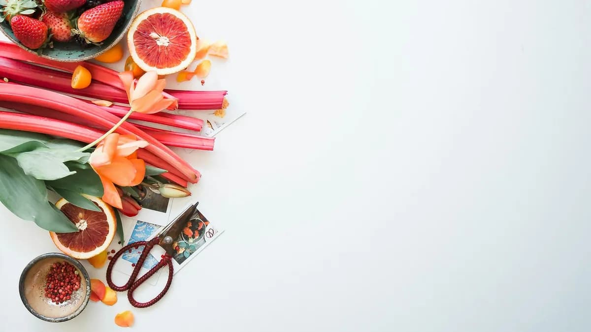 Diëtist en cliënt bespreken voedingstrends aan tafel met verse groenten en een voedingsdagboek