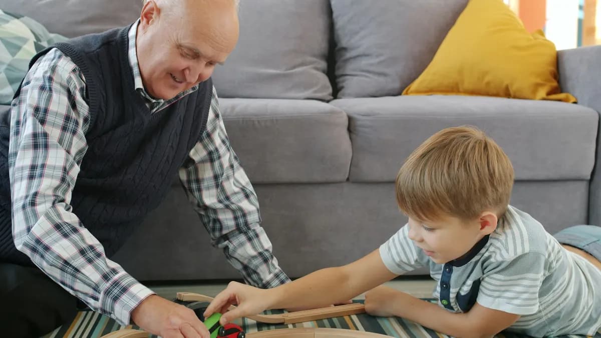 Ergotherapeut bespreekt dagelijkse structuur met een oudere persoon en mantelzorger aan de keukentafel