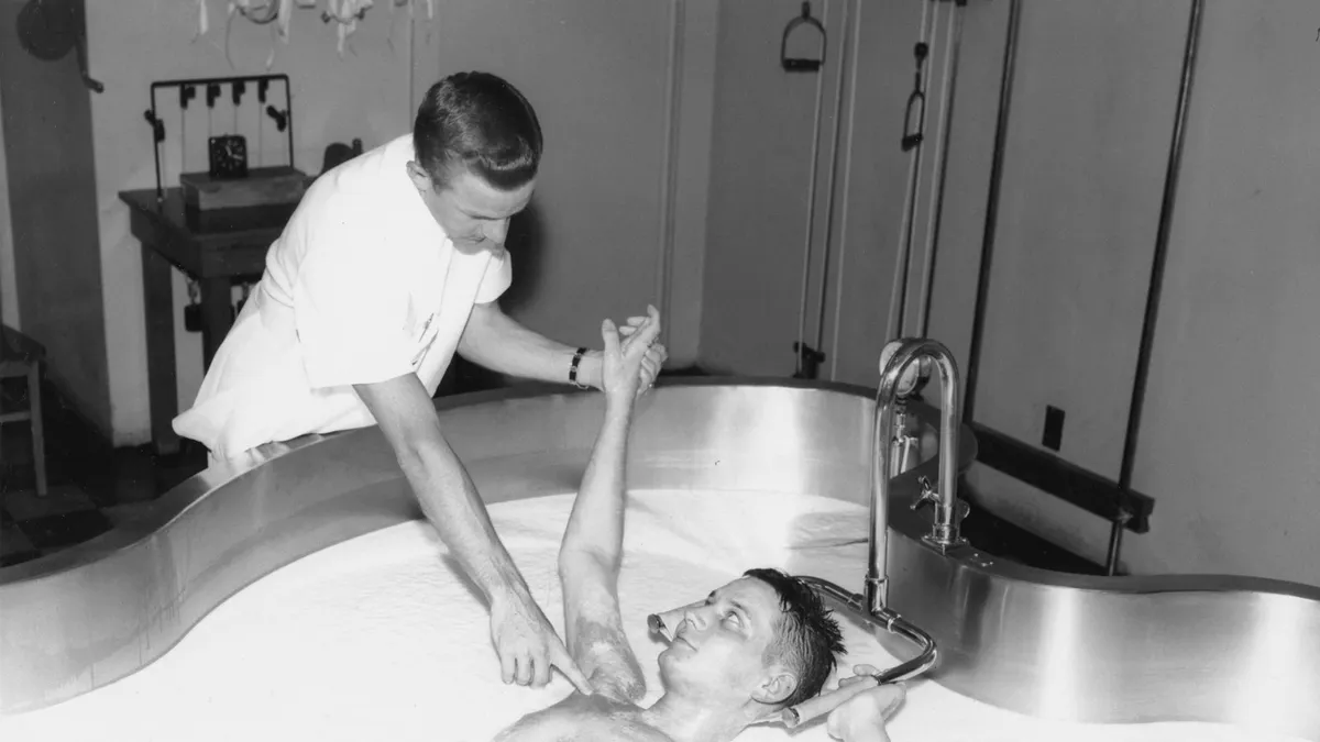 Kinesitherapeut bespreekt behandelplan en tarieven met een patient