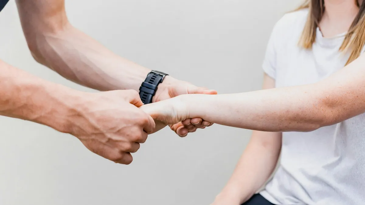 Persoon vergelijkt terugbetalingen voor kinesitherapie op een laptop