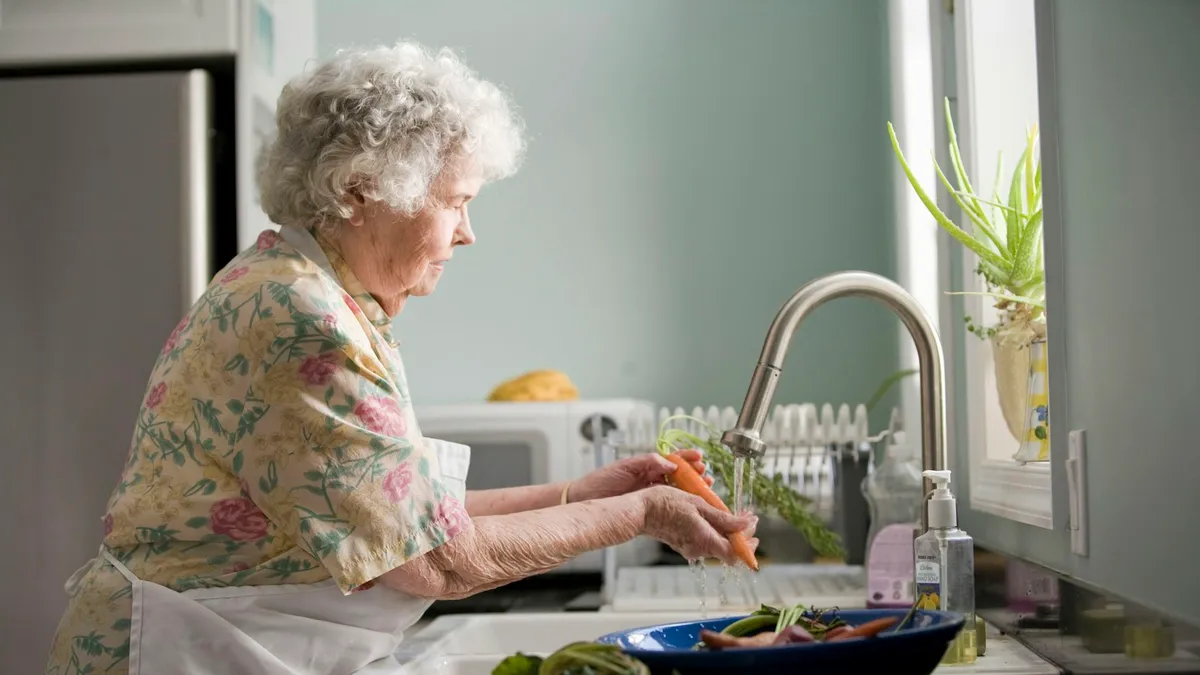 Oudere persoon en mantelzorger bereiden documenten voor op een afspraak bij de geriater