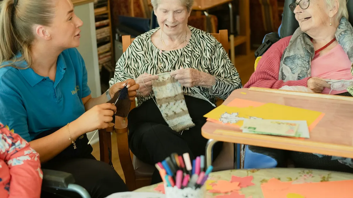 Oudere persoon oefent rustig thuis met ondersteuning na een ziekenhuisopname