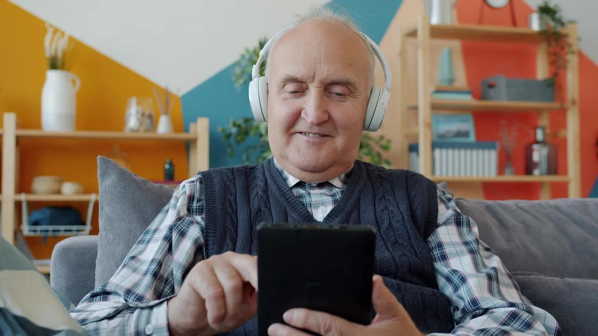 Hoorapparaat en smartphone op een tafel in een woonkamer