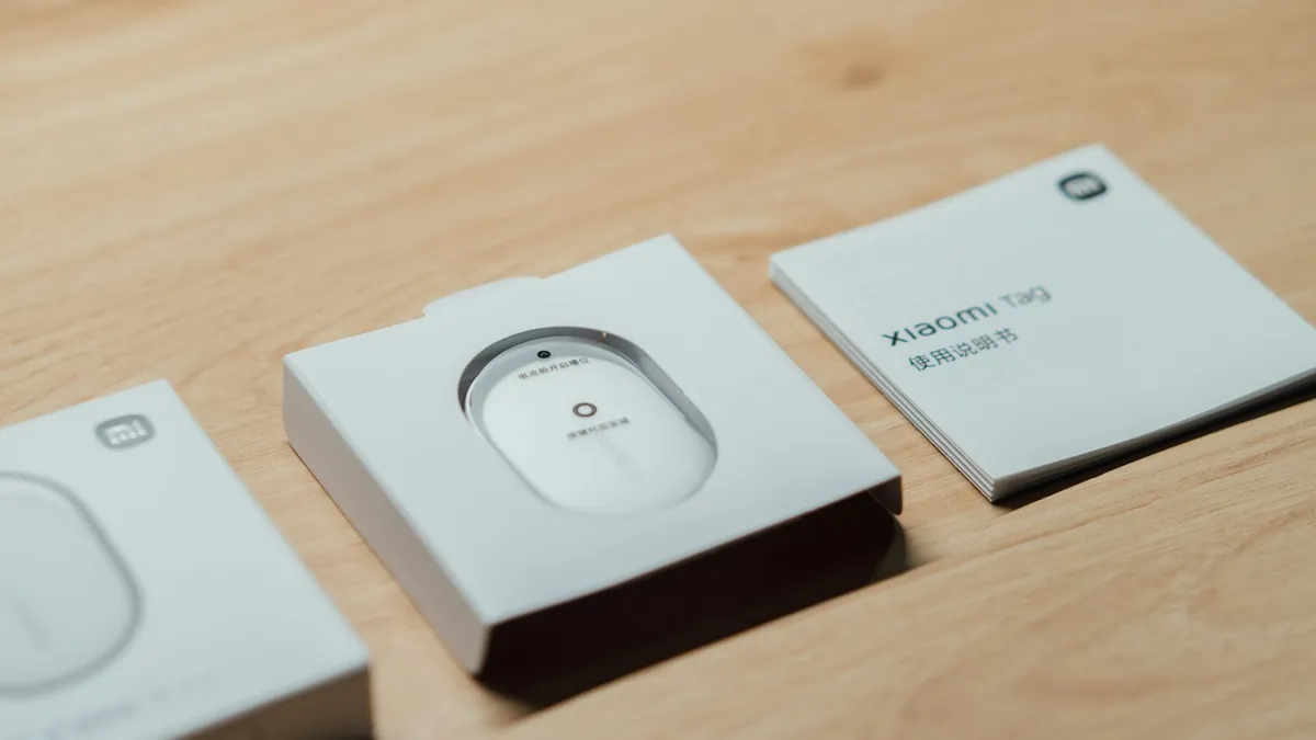 Persoon koppelt een hoorapparaat via Bluetooth met een smartphone