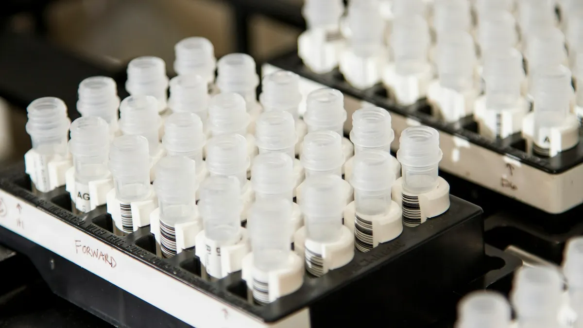 Laborant neemt een bloedstaal af voor een hormoononderzoek in een klinisch labo