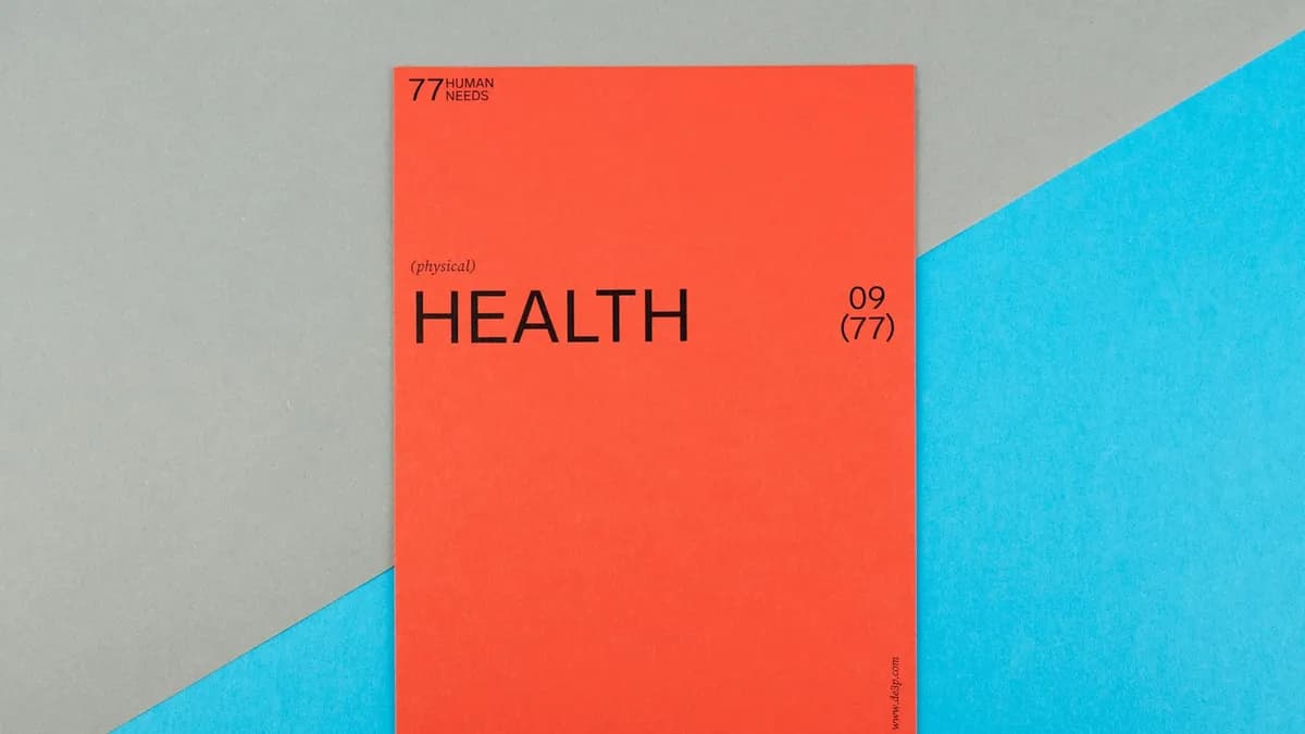 Persoon noteert klachten in een dagboek ter voorbereiding van een hormoonconsult