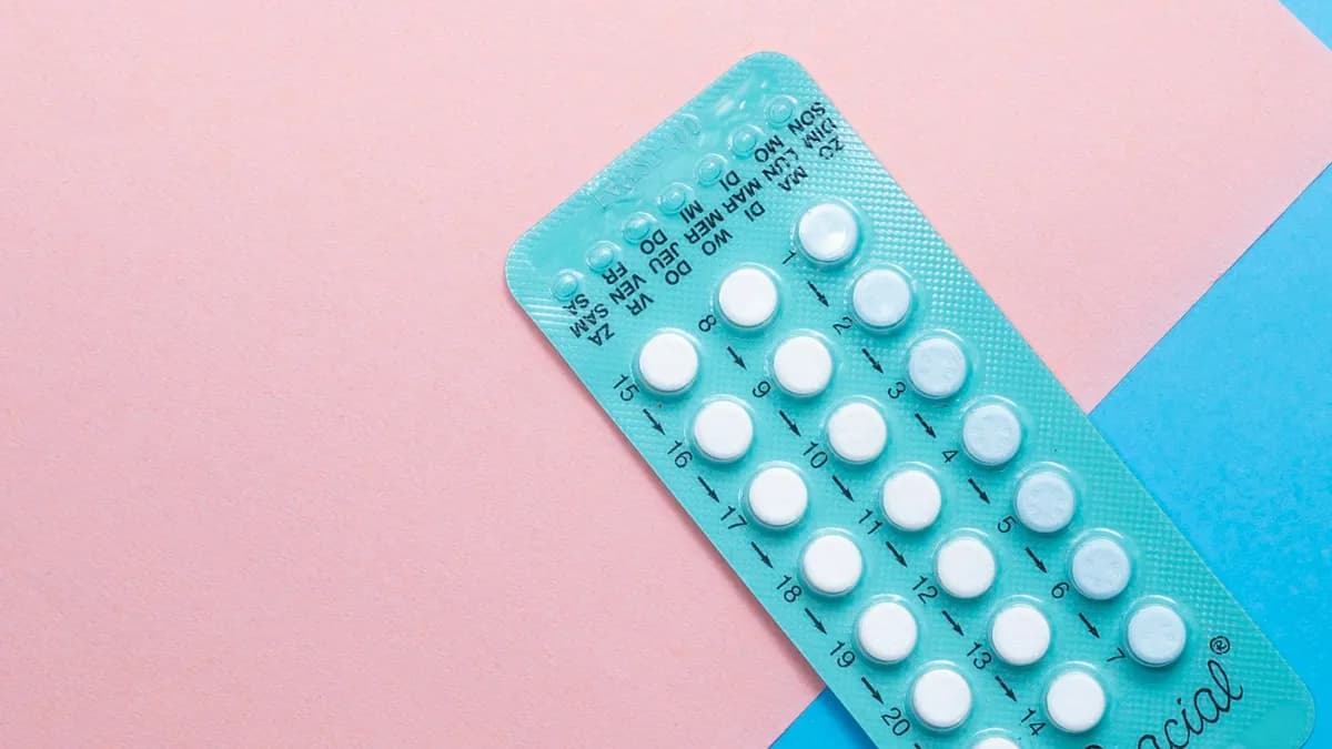 Persoon leest gezondheidsinformatie op een laptop aan de keukentafel