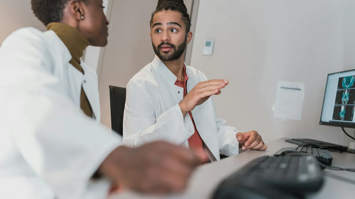 Arts bespreekt medische informatie over hormoontherapie met een patient