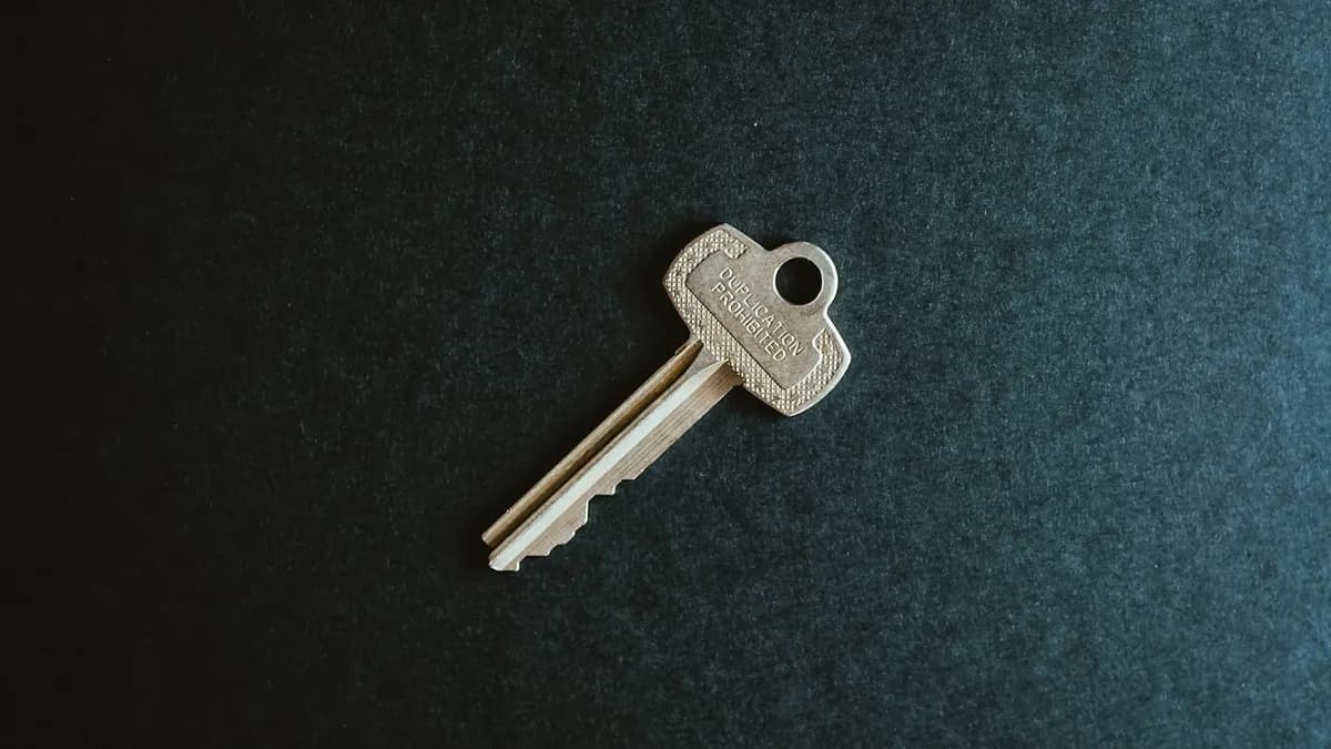 Sleutel en map met afspraken op een keukentafel bij hulp aan huis