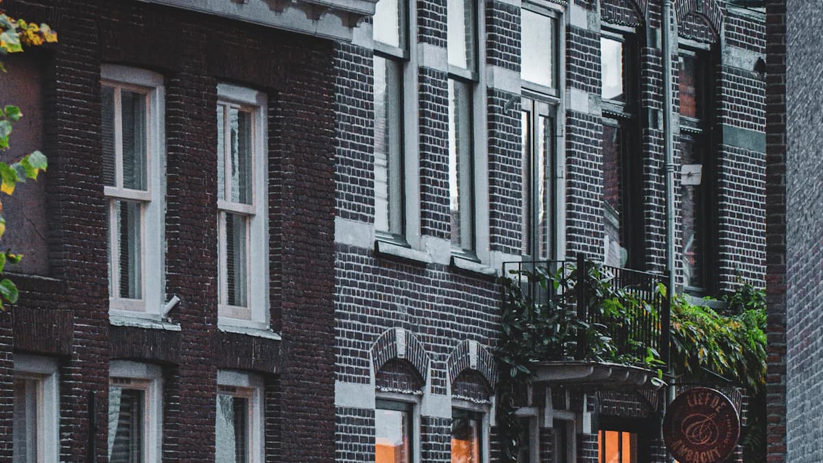 Zorgverlener helpt een oudere thuis in de leefruimte