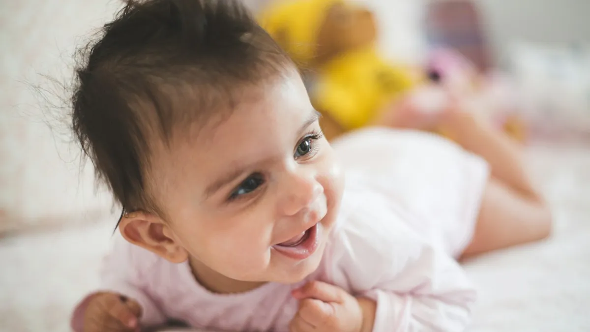 Ouder speelt met baby in buikligging op een speelmat