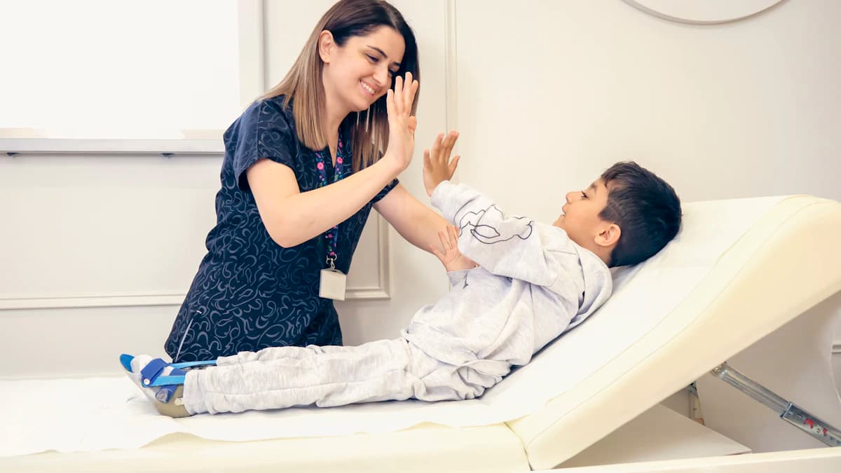 Kind en ouder in een kindvriendelijke kinesitherapieruimte