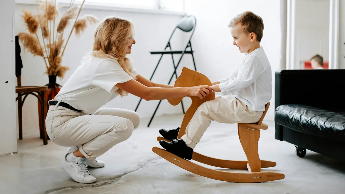 Ouder en kind bereiden aan tafel een eerste gesprek bij de kindertherapeut voor