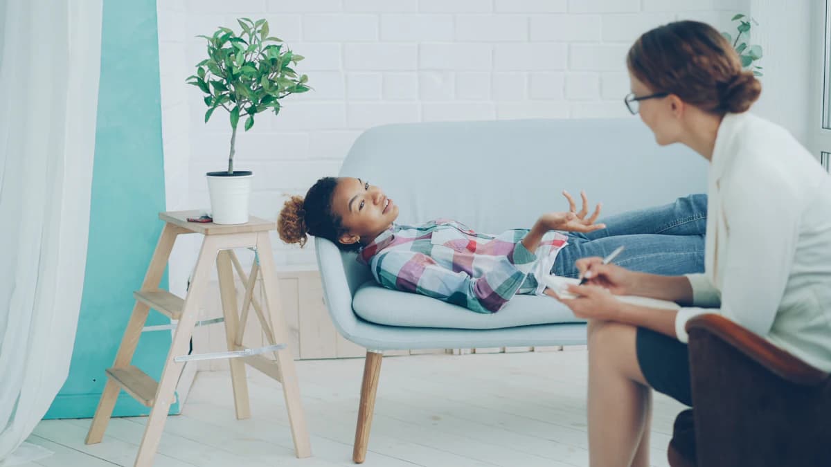 Kind en hulpverlener in gesprek aan een lage tafel in een rustige praktijkruimte