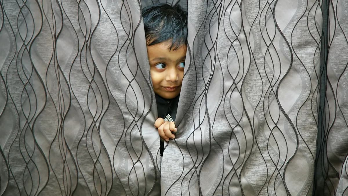 Ouder en kind in gesprek met een kindertherapeut aan een tafel