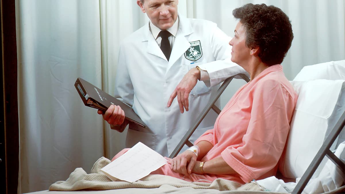 Persoon bespreekt leefstijl en medicatielijst met een zorgverlener aan tafel
