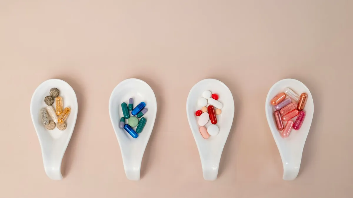 Persoon leest kritisch een etiket van een voedingssupplement voor de darmen
