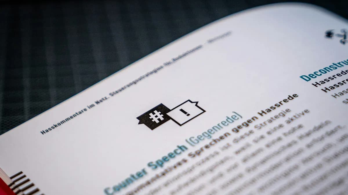 Ouder bekijkt online reviews van logopedisten op een laptop