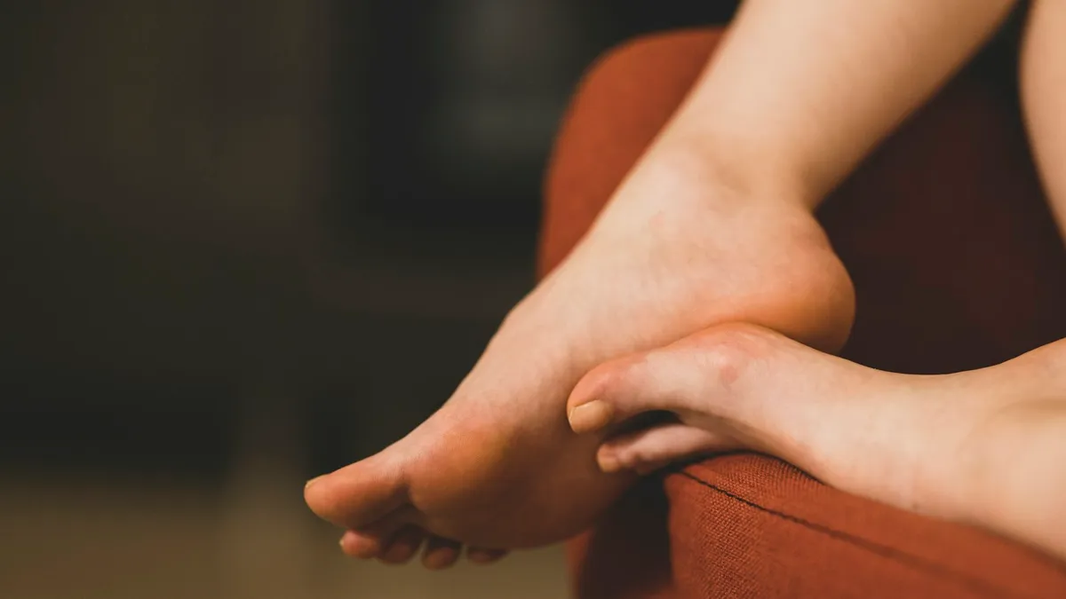 Medische pedicure die materiaal klaarzet voor een eerste voetbehandeling aan huis