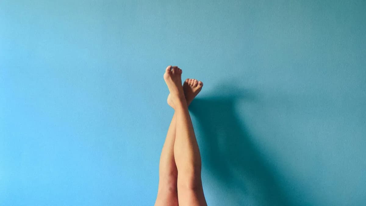 Medische pedicure behandelt de voeten van een oudere persoon aan huis
