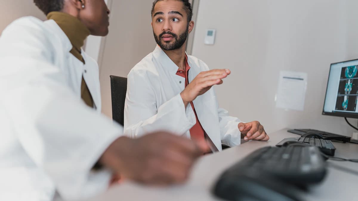 Vrouw bereidt aan tafel vragen voor voor een intake bij een menopauzecoach