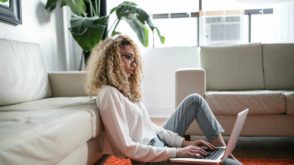 Vrouw leest op een laptop online reviews van een menopauzecoach