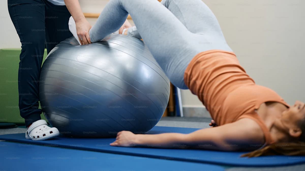 Vrouw doet gecontroleerde krachttraining met halters in een lichte sportruimte