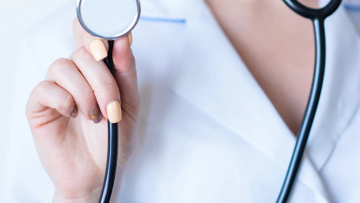 Vrouw bespreekt overgangsklachten tijdens een medisch consult