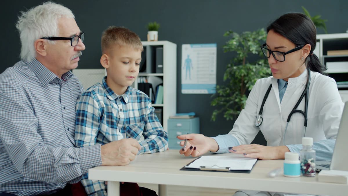 Persoon bereidt een intake bij een natuurgeneeskundige voor met notities en documenten