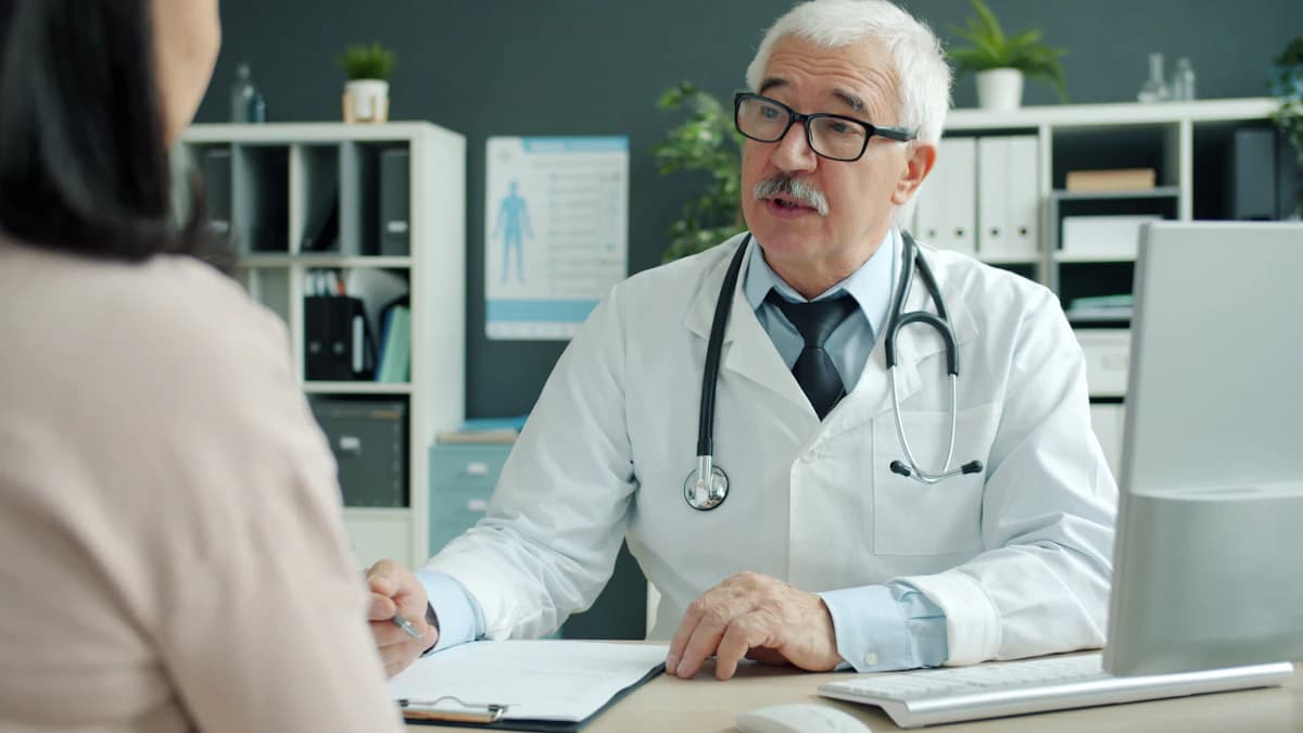 Persoon leest online reviews en maakt notities voor een consult bij een natuurgeneeskundige